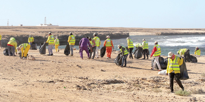 تنفيذ حملة تنظيف شواطئ بالبحر الأحمر 