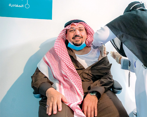  أمير منطقة القصيم يتلقى الجرعة الأولى من لقاح فيروس كورونا