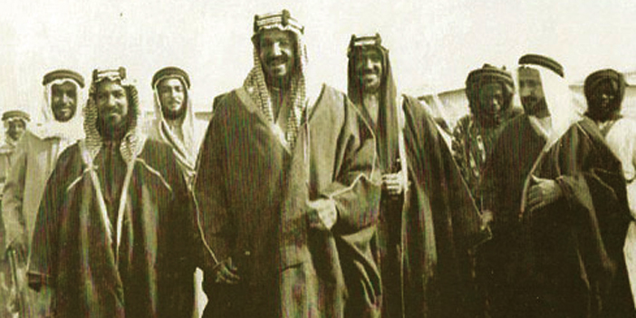  الملك عبدالعزيز وعلى يساره يوسف ياسين