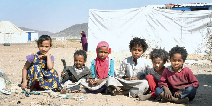  أطفال يمنيون في مخيم خارجي ضحايا إرهاب الحوثي على المدنيين