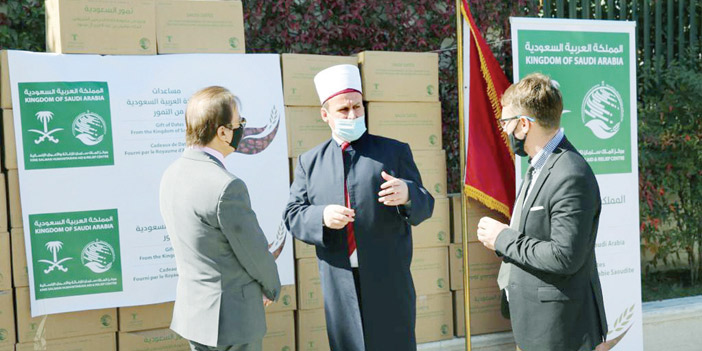 تسليم 25 طناً من التمور هدية المملكة لجمهورية ألبانيا 