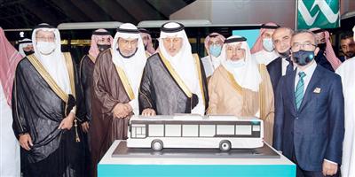 الأمير خالد الفيصل يدشن نموذج حافلات النقل العام بالعاصمة المقدسة 