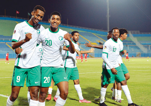 لاعبو الأخضر يحتفلون بهدف عبد الله رديف