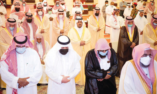 أمير منطقة الرياض بالنيابة يؤدي الصلاة على الأمير عبدالله بن محمد 