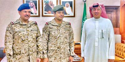سفير المملكة لدى الإمارات يقلِّد مساعد الملحق العسكري رتبته الجديدة 