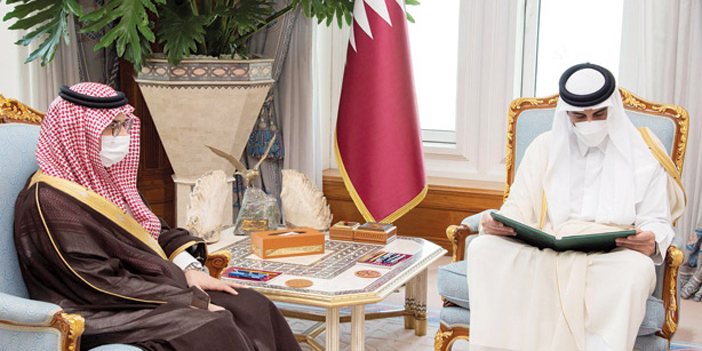  امير دولة قطر خلال استقباله السفير السعودي في الدوحة امس