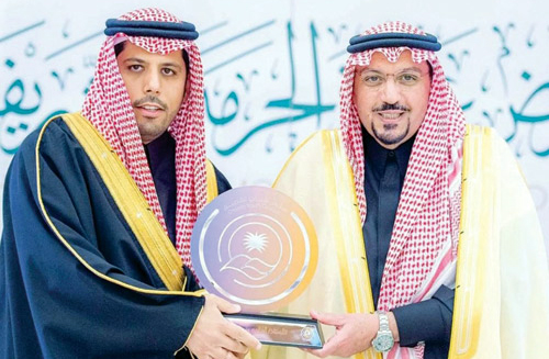أمير القصيم يكرم أسامة السويلم لدعمه معرض عمارة الحرمين 