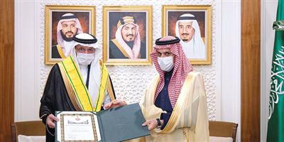 وزير الخارجية يسلم الدكتور يوسف العثيمين وشاح الملك عبدالعزيز 