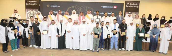 أكاديمية د. سليمان الحبيب تتوج الدارسين الفائزين بجوائز التميز الأكاديمي 