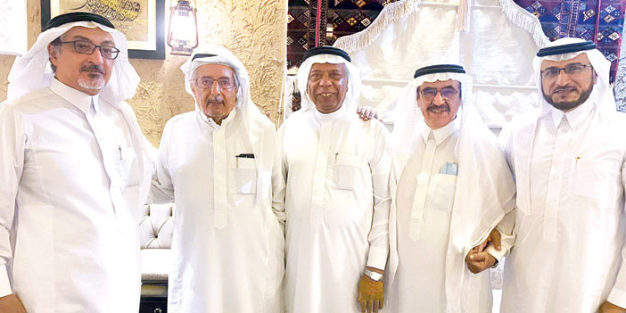 من اليمين: د.ظافر العمري - د.عبدالرحمن السماعيل - أ.حسين علي حسين - أ.محمد علوان - د.صالح زياد