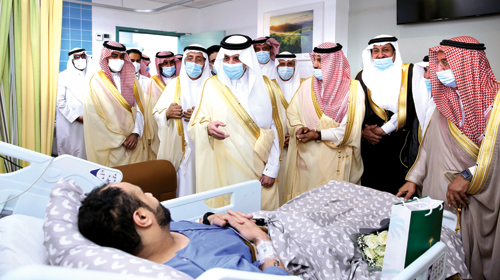 أمير المنطقة الشرقية يزور المرضى المنومين في مستشفى الملك فهد الجامعي 