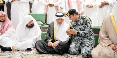 أمير منطقة مكة يشارك رجال الأمن طعام الإفطار بالمسجد الحرام 