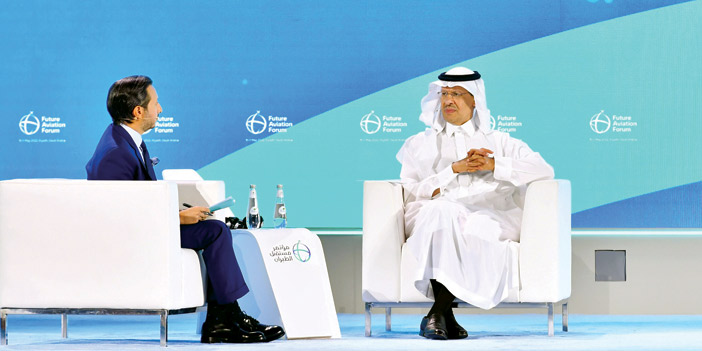  الأمير عبدالعزيز بن سلمان متحدثاً خلال الجلسة الحوارية