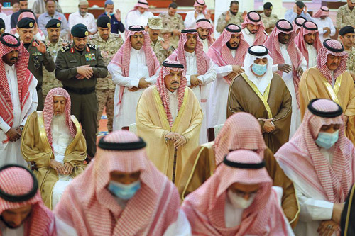 أمير منطقة الرياض يؤدي صلاة الميت على والدة الأمير نايف بن ماجد 