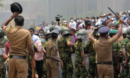 محتجو سريلانكا يؤكدون استمراريتهم البقاء بالمقر الرئاسي 
