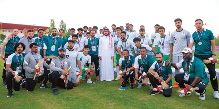  الأمير عبدالعزيز بن تركي الفيصل قلد لاعبي المنتخب الميداليات الفضية