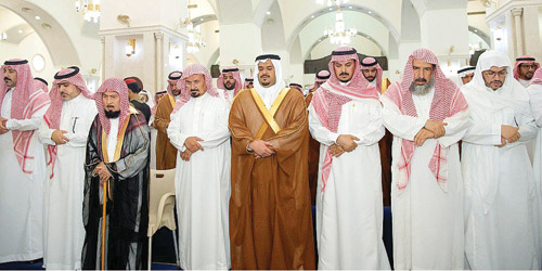 أمير منطقة الرياض يؤدي الصلاة على فايز القباني 