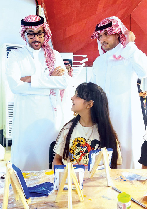  الأمير فيصل بن عبدالعزيز بن ناصر وأ.الباز مع الموهوبة الجوهرة البقمي