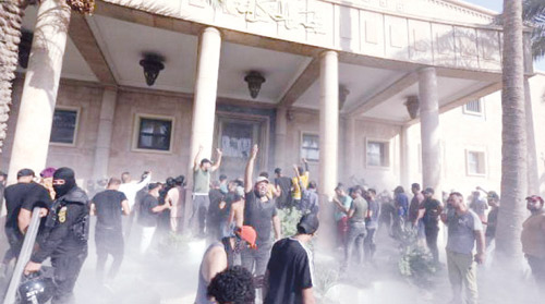  أنصار الصدر أمام قصر الحكومة في بغداد