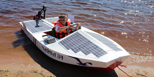 طلاب يبتكرون قارباً يسير بقوة ضوء الشمس 