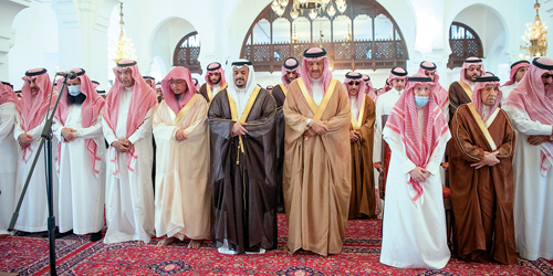 أمير منطقة الرياض بالنيابة يؤدي الصلاة على سعود السديري 
