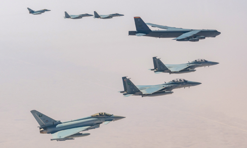 6 مقاتلات سعودية ترافق القاذفة الأمريكية «بي- 52» 