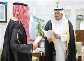 الأمير محمد بن عبدالرحمن تسلم نسخة من التقرير نصف السنوي لفرع الهلال الأحمر بمنطقة الرياض 