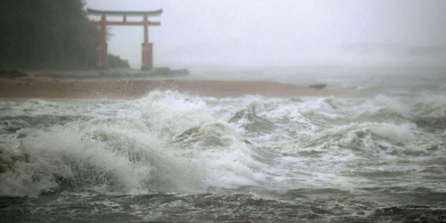 إعصار نانمادول يضرب غرب اليابان 