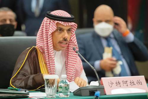  وزير الخارجية خلال ترؤسه الجانب الخليجي في الاجتماع الوزاري