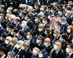 وزير الخارجية يشارك في مراسم العزاء الرسمية في وفاة رئيس الوزراء الياباني السابق 