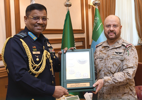  رئيس الأركان يستقبل قائد القوات الجوية البنجلاديشية