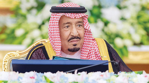 الملك خلال ترؤسه جلسة مجلس الوزراء في قصر السلام في جدة أمس