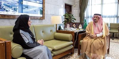 أمير منطقة الرياض يلتقي رئيسة حقوق الإنسان ويرأس اجتماعاً لجمعية بن باز 