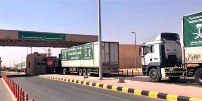 96 شاحنة إغاثية تعبر منفذ الوديعة متجهة إلى اليمن 