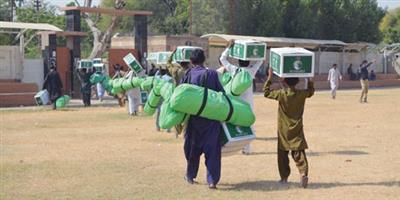 توزيع مئات الحقائب الإيوائية للمتضررين من الفيضانات بباكستان 