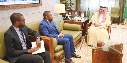  أمير منطقة الرياض خلال استقباله سفير زامبيا