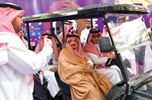  أمير منطقة الرياض خلال زيارته لفعاليات منتدى «مسك»