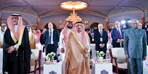  أمير منطقة الرياض خلال افتتاحه المنتدى