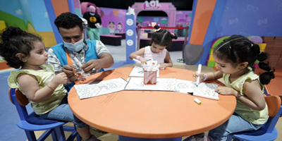 المدينة السعيدة تصقل مهارات الأطفال بالتجارب الكيميائية 