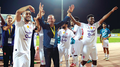 لاعبو العربي يحتفلون أمام جماهيرهم بالفوز