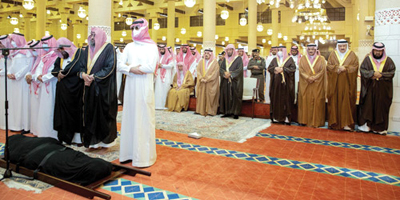 أمير منطقة الرياض يؤدي صلاة الميت على والدة الأمير متعب بن عبدالله 