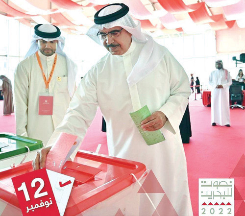 وزير الداخلية البحريني الفريق أول ركن الشيخ راشد آل خليفة يدلي بصوته