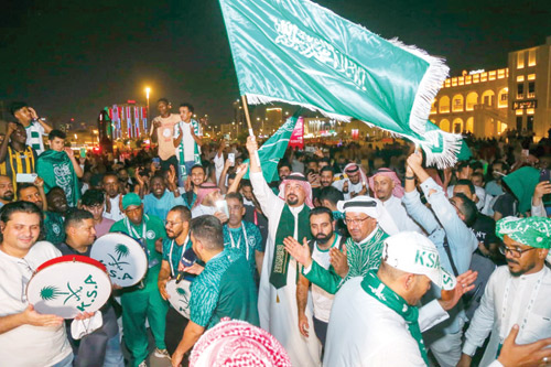 الجماهير السعودية تشارك في مسيرة بسوق واقف في الدوحة 