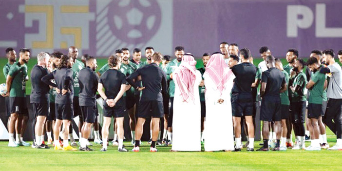 وزير الرياضة ورئيس اتحاد الكرة يدعمان الأخضر قبل المواجهة الحاسمة