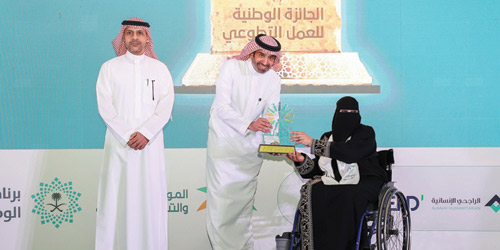 وزير الموارد البشرية أعلن الفائزين بجائزة العمل التطوعي 