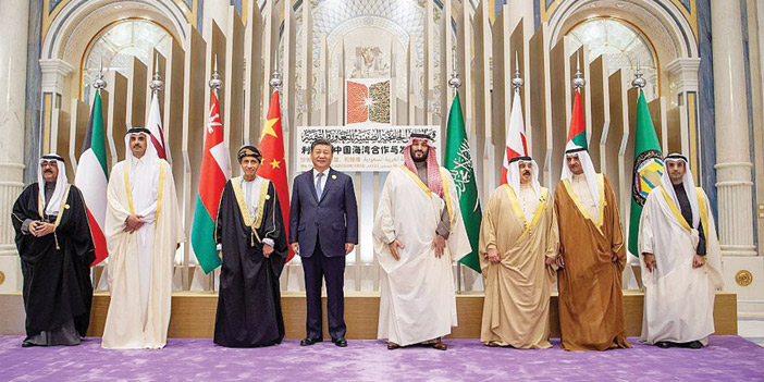 ولي العهد والرئيس الصيني يتوسطان قادة ورؤساء الوفود المشاركين في قمة الرياض الخليجية