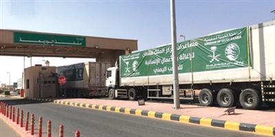44 شاحنة إغاثية تعبر منفذ الوديعة متوجهة إلى اليمن 