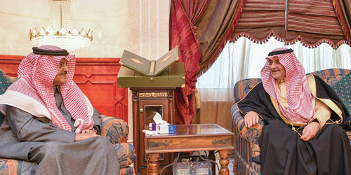 أمير منطقة تبوك يزور الشيخ أحمد الخريصي في منزله 
