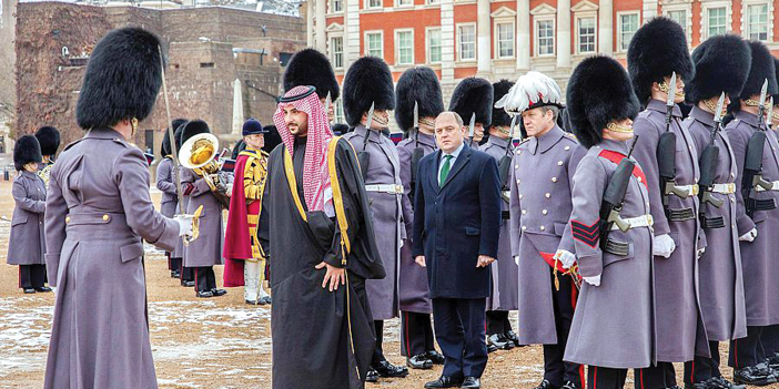 وزير الدفاع البريطاني خلال استقباله سمو وزير الدفاع في ساحة حرس الخيالة الملكي في لندن