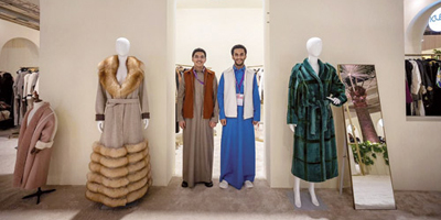 ابتكارات من خامات الجلود والفرو في معرض «أنا عربية» 